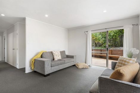 Photo of property in 2/18 Strabo Place, Windsor Park, Auckland, 0632