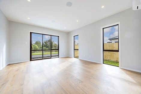 Photo of property in 13 Mcindoe Road, Kumeu, 0810