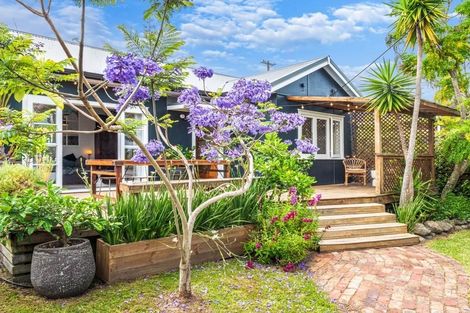 Photo of property in 1/92 Eversleigh Road, Belmont, Auckland, 0622