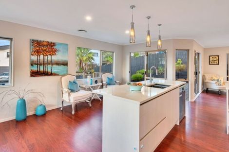 Photo of property in 32 Canary Place, Unsworth Heights, Auckland, 0632