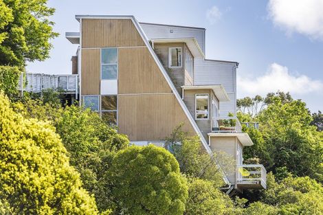 Photo of property in 28 Tiketike Way, Brooklyn, Wellington, 6021