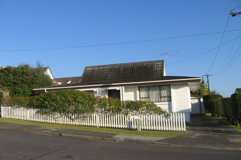 Photo of property in 1/4 Ross Avenue, Glenfield, Auckland, 0629