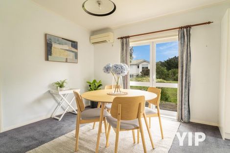 Photo of property in 10 Miles Crescent, Newlands, Wellington, 6037