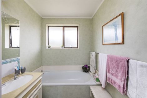 Photo of property in 2b Droylsden Place, Palmerston North, 4410