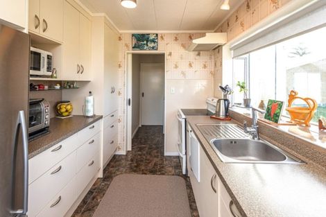 Photo of property in 32 Okiwa Terrace, Waiinu Beach, Whanganui, 4588