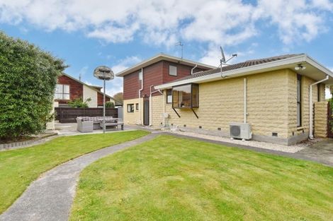 Photo of property in 15 Sonning Place, Redwood, Christchurch, 8051