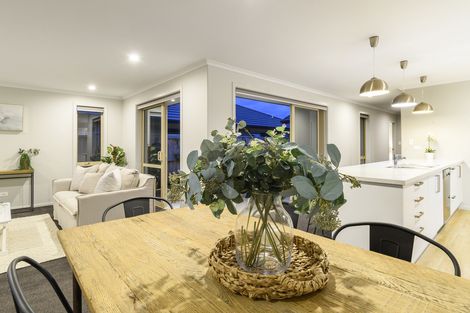 Photo of property in 18 Harding Drive, Papamoa Beach, Papamoa, 3118