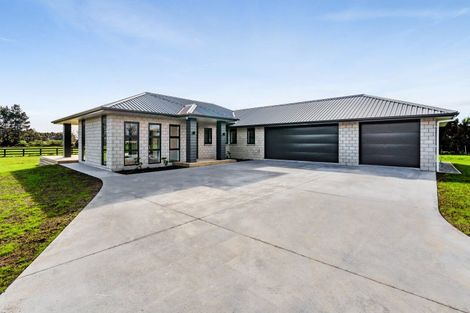 Photo of property in 31 Ninia Road, Paraite, New Plymouth, 4373