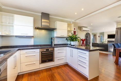 Photo of property in 2 Pukenamu Road, Rainbow Point, Taupo, 3330