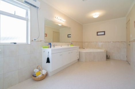 Photo of property in 2 Parkland Place, Whitianga, 3510