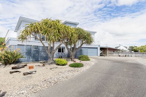 Photo of property in 38 Pharazyn Avenue, Waikanae Beach, Waikanae, 5036