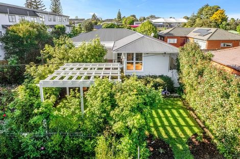 Photo of property in 15 Kingdale Road, Henderson, Auckland, 0610