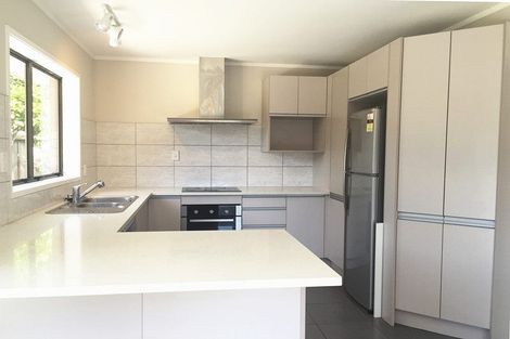 Photo of property in 24 Jillteresa Crescent, Half Moon Bay, Auckland, 2012