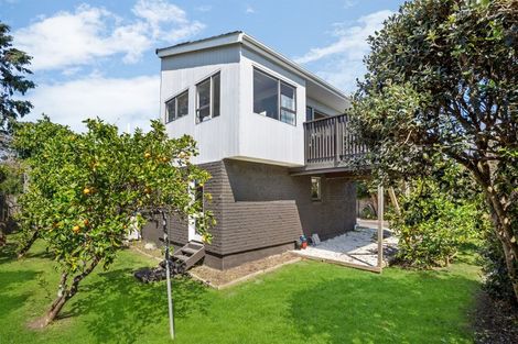 Photo of property in 2/307a Wairau Road, Totara Vale, Auckland, 0627