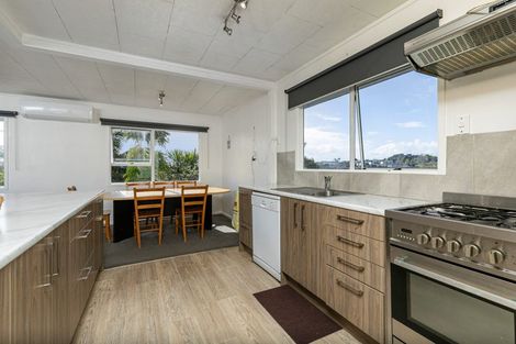 Photo of property in 11 Landsdale Place, Massey, Auckland, 0614