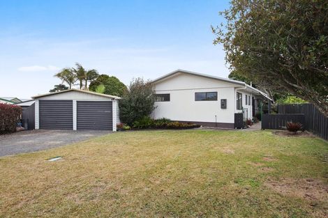 Photo of property in 3 Hosking Place, Clarks Beach, 2122