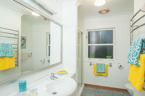 Photo of property in 98 Kauri Point Road, Laingholm, Auckland, 0604