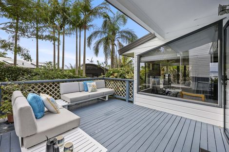 Photo of property in 16 Oakpark Place, West Harbour, Auckland, 0618