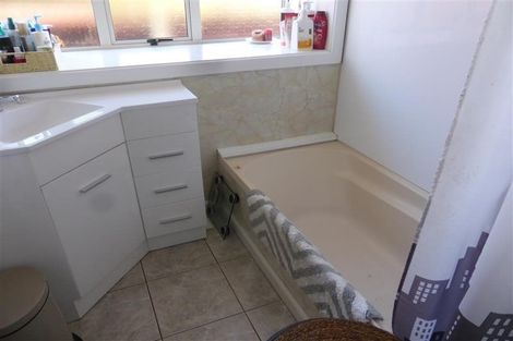 Photo of property in 27 Liverton Crescent, Bishopdale, Christchurch, 8053