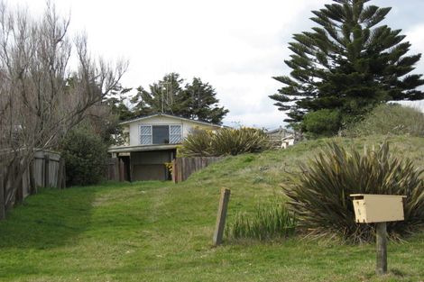 Photo of property in 6 Manga-pirau Street, Waikawa Beach, Manakau, 5573