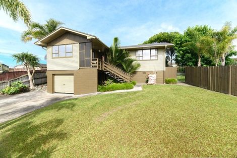 Photo of property in 17 Foyle Place, Glendene, Auckland, 0602
