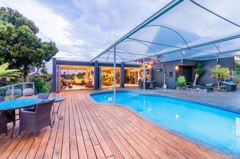 Photo of property in 70 Scenic Drive, Titirangi, Auckland, 0604