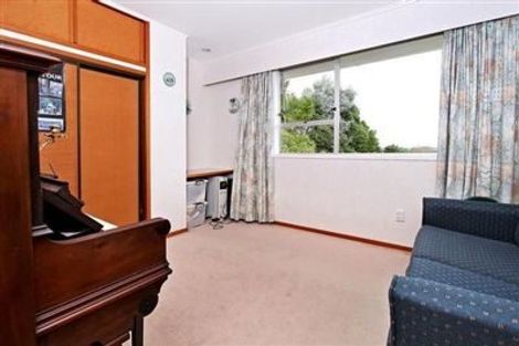 Photo of property in 15 Kerria Place, Sunnynook, Auckland, 0620