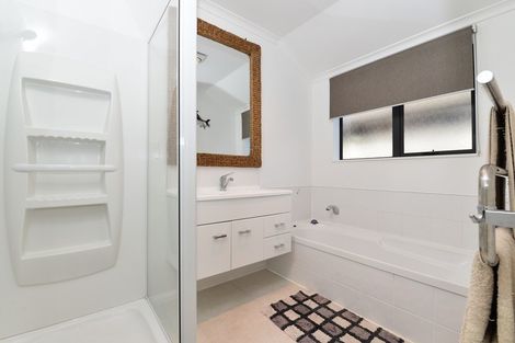 Photo of property in 56 Farnborough Drive, Grandview Heights, Hamilton, 3200