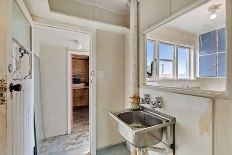 Photo of property in 4 Matipo Street, Castlecliff, Wanganui, 4501