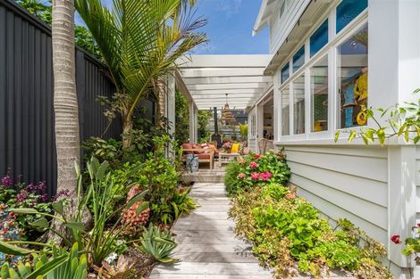 Photo of property in 5 Turnbull Road, Narrow Neck, Auckland, 0624
