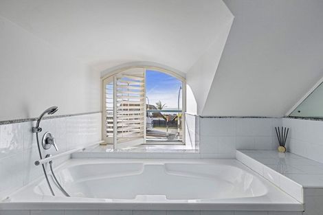 Photo of property in 1/208 East Coast Road, Forrest Hill, Auckland, 0620