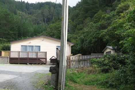 Photo of property in 146 Pinehaven Road, Pinehaven, Upper Hutt, 5019