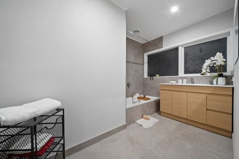 Photo of property in 6 Youngs Road, Papakura, 2110