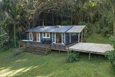 Photo of property in 122 Garden Road, Piha, New Lynn, 0772
