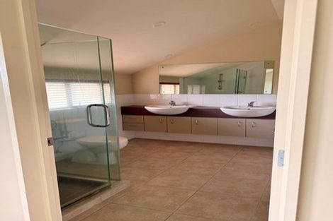 Photo of property in 2 Oakway Drive, Schnapper Rock, Auckland, 0632