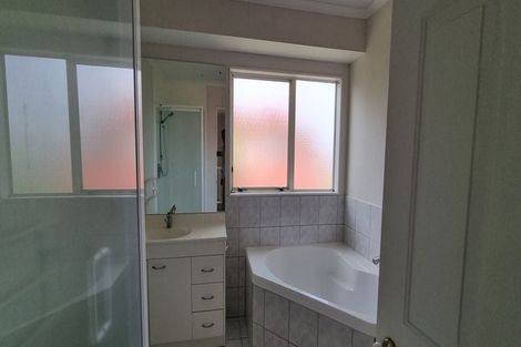 Photo of property in 192a Botany Road, Botany Downs, Auckland, 2010