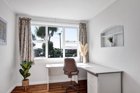 Photo of property in 62 Lismore Street, Merrilands, New Plymouth, 4312