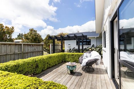 Photo of property in 11 Heta Road, Highlands Park, New Plymouth, 4312