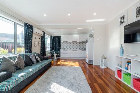 Photo of property in 8a Gloria Avenue, Te Atatu Peninsula, Auckland, 0610