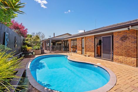 Photo of property in 10 St Simon Place, Botany Downs, Auckland, 2010