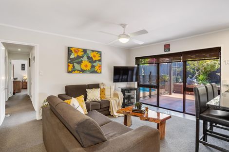 Photo of property in 10 St Simon Place, Botany Downs, Auckland, 2010