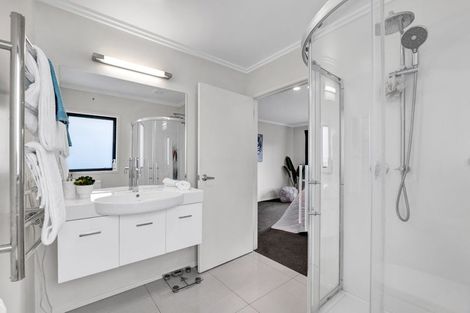 Photo of property in 28 Paynters Avenue, Strandon, New Plymouth, 4312