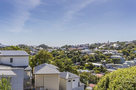 Photo of property in 19 Kopiko Way, Brooklyn, Wellington, 6021