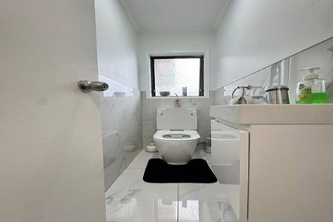 Photo of property in 100 Everglade Drive, Totara Heights, Auckland, 2105