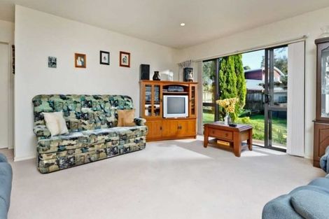Photo of property in 16 Fearnley Grove, Albany, Auckland, 0632