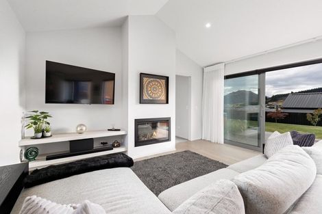 Photo of property in 8 The Heights Avenue, Wanaka, 9305