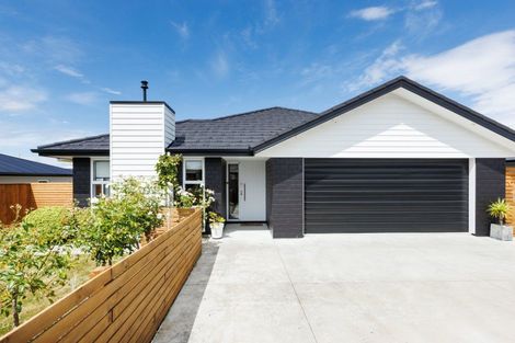 Photo of property in 120 Johnstone Drive, Fitzherbert, Palmerston North, 4410