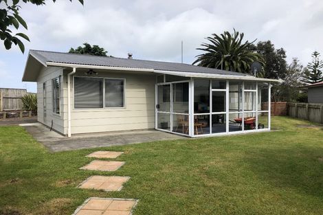 Photo of property in 52 Sarah Street, Waikawa Beach, Levin, 5573