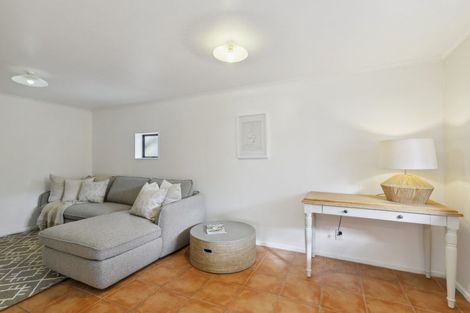 Photo of property in 140 Akaroa Drive, Maupuia, Wellington, 6022