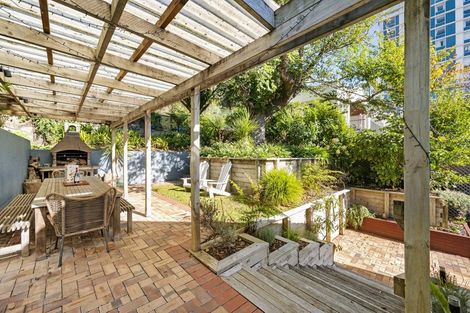 Photo of property in 210 Oriental Parade, Oriental Bay, Wellington, 6011